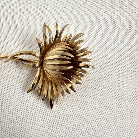 Crown Trifari Thistle Brooch Gold Tone 2.25 Inches - Picture 2 of 9